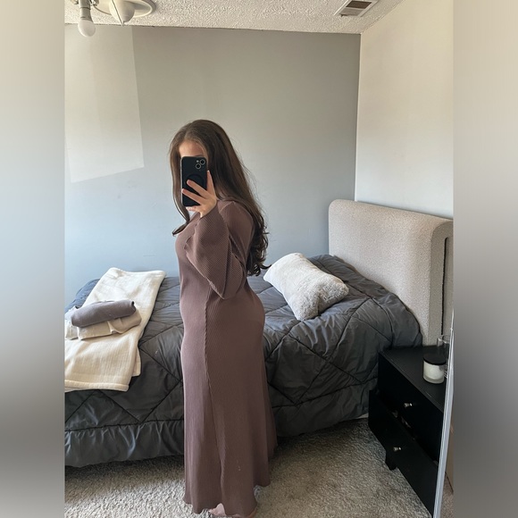 NA-KD Pleated Midi Dress - Picture 2 of 5